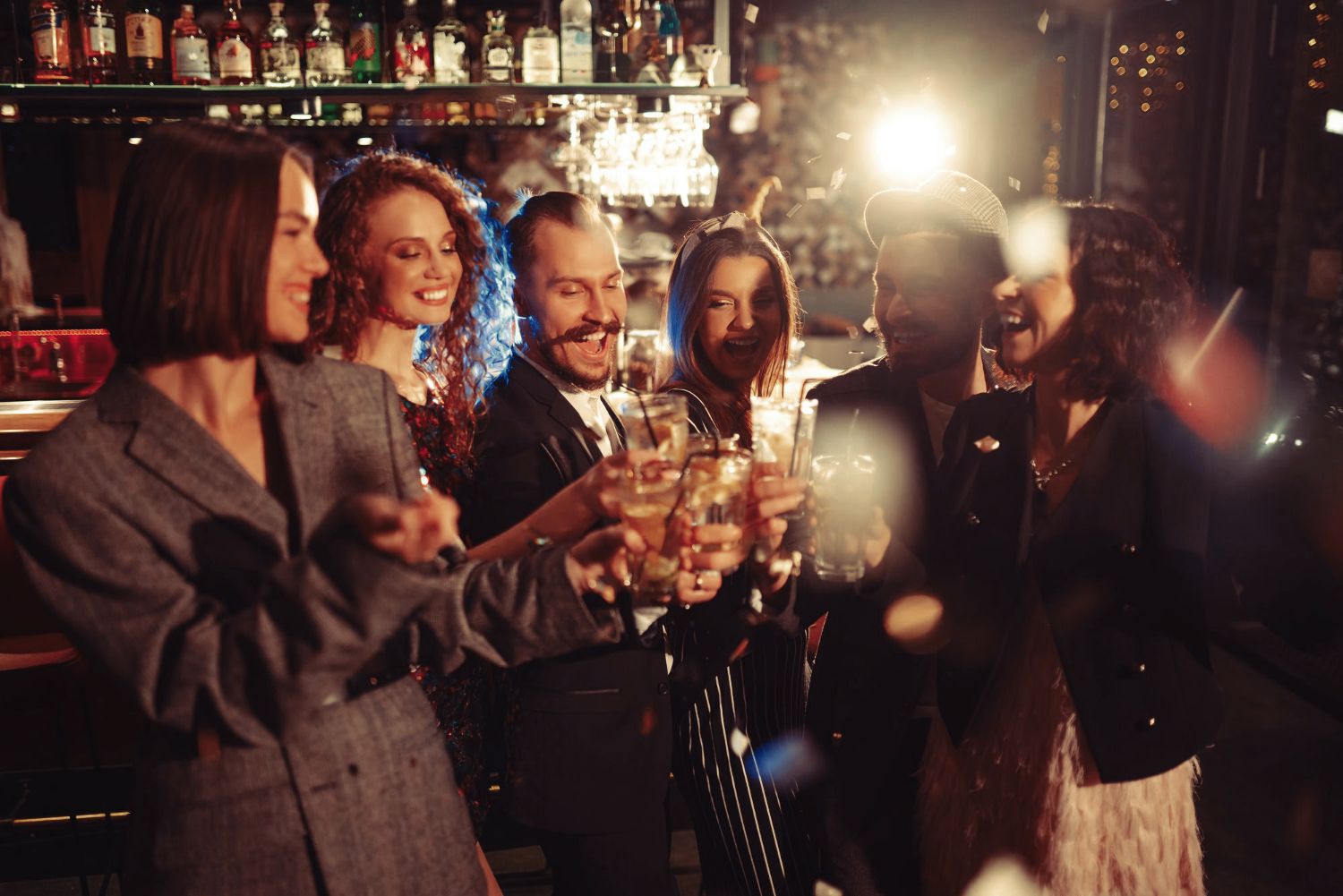 venner feirer med drinker i baren