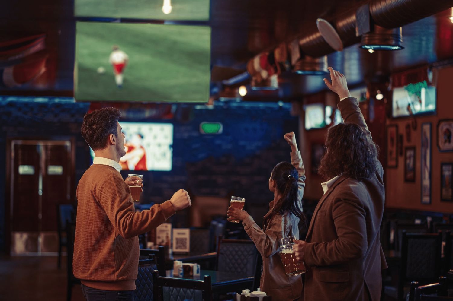 Gjester ser fotballkamp på storskjerm