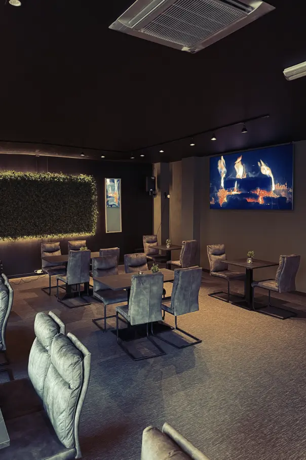 bord og stoler i Løkkas lokale