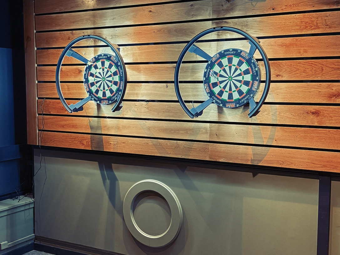 2 dartskiver på trevegg
