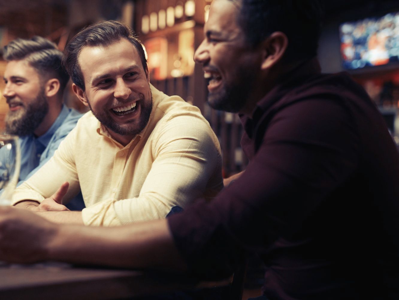 Gjester ler og prater i lokalet